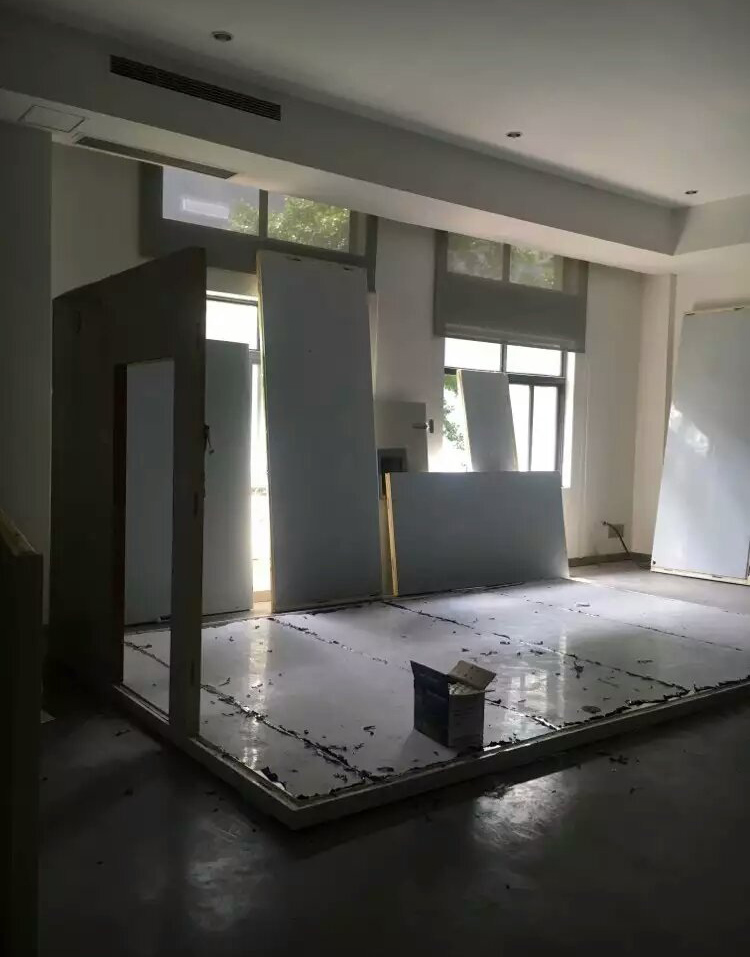 正航专业负责的工程师认真细致的安装设备、组装外壳到安装框架,再到拧紧螺