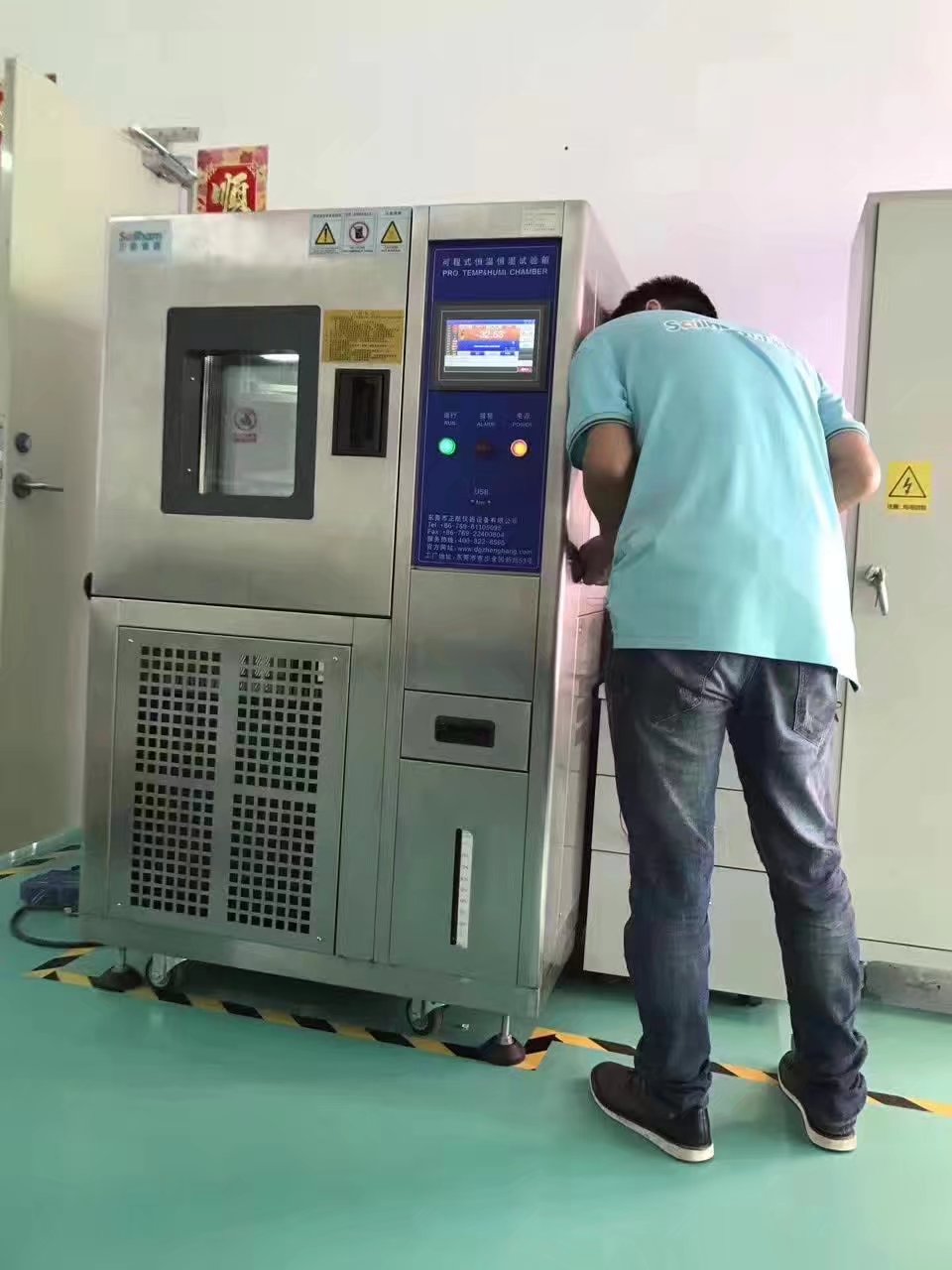 正航工程师认真交机培训客户操作使用高低湿热交变试验箱