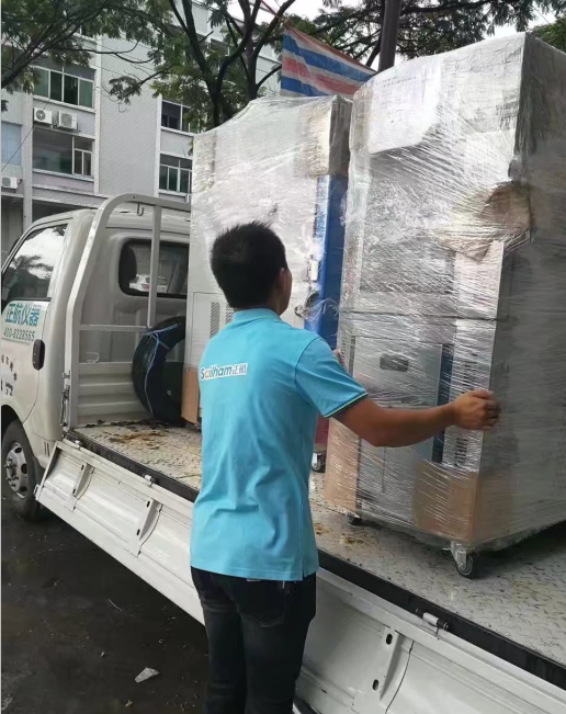 两台负70度恒温恒湿试验箱装车发货